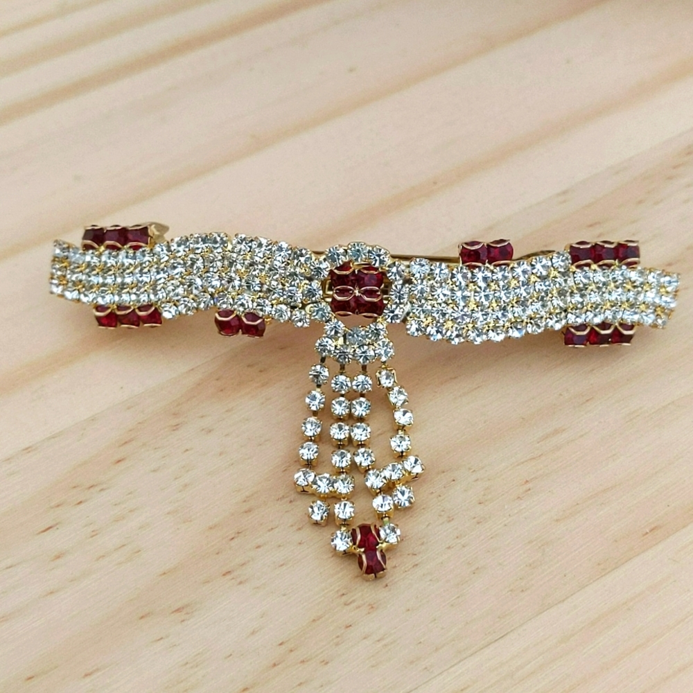 🔥 NWOT Hair Clip - White/ dark red stones